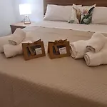 Tropical House בית הארחה *