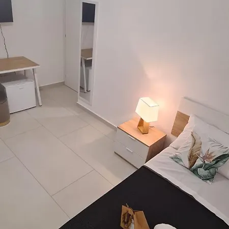 Tropical House Guest house Gizzeria